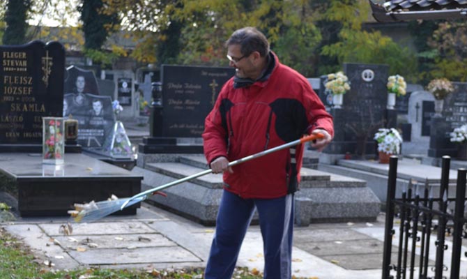 Kitakarították a temetőt képek